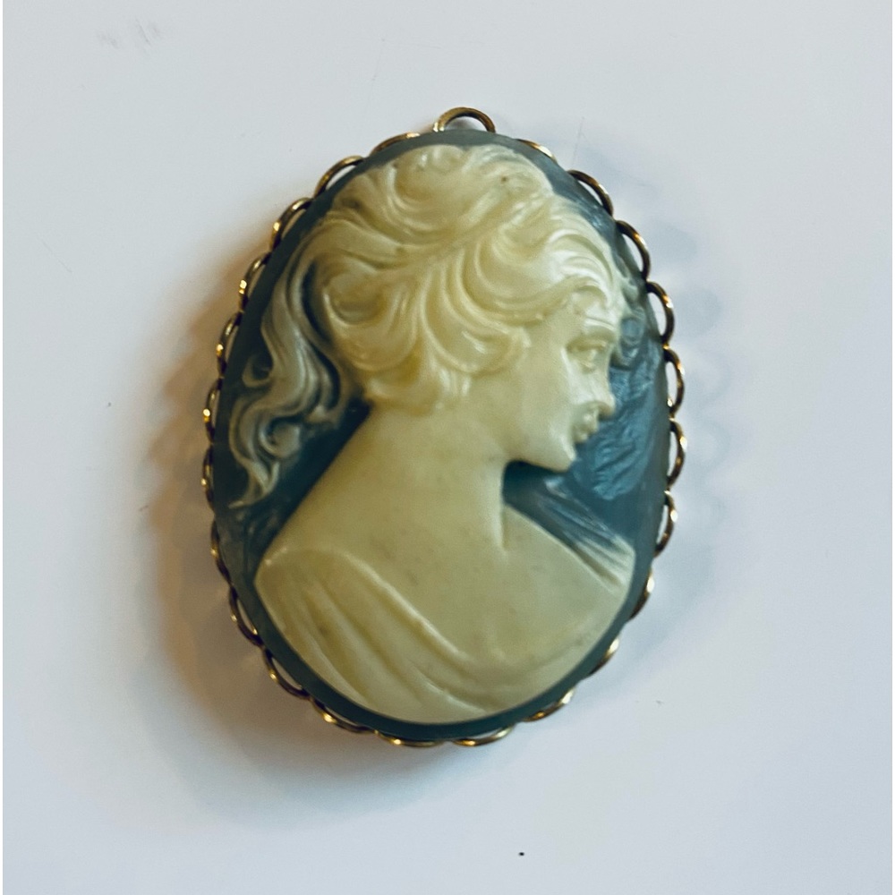 Cameo pendant